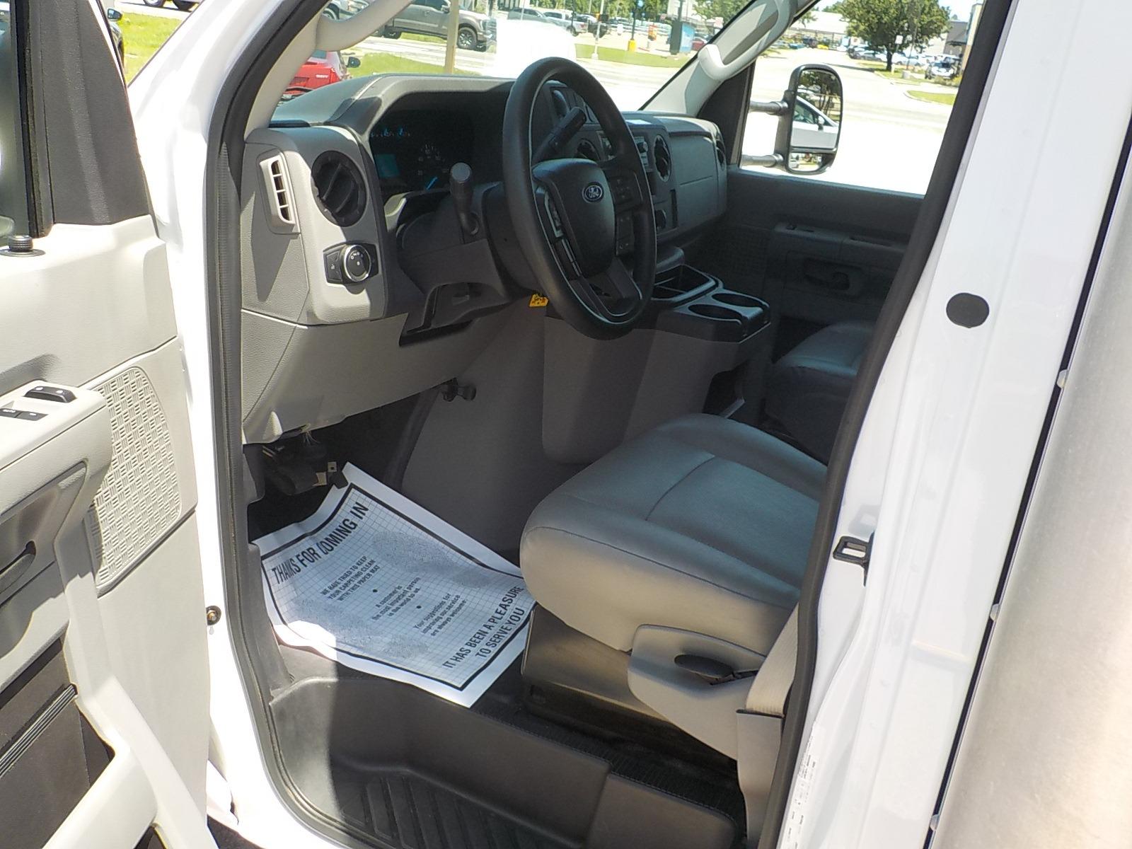 2022 White /Gray Ford Econoline (1FDWE3FK9ND) with an 7.3L V8 engine, AUTOMATIC transmission, located at 1617 W Church Street, Livingston, TX, 77351, (936) 327-3600, 30.710995, -94.951157 - LOW MILES!! If you're looking for a box van don't pass on this one!! It is ready for the BIG JOB!! This one is nice! - Photo #7